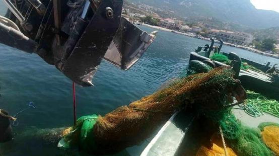 Karaburunda balıkçıların ağına denizaltı torpidosu takıldı