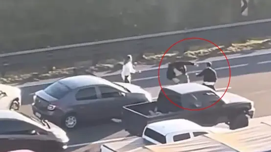 Trafik kavgasında beklenmedik son: Cüsseli saldırgan iki kez yere yığıldı