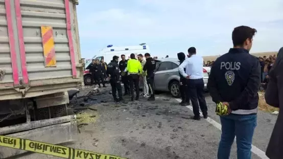 Hurdaya dönen otomobil bir aileye mezar oldu