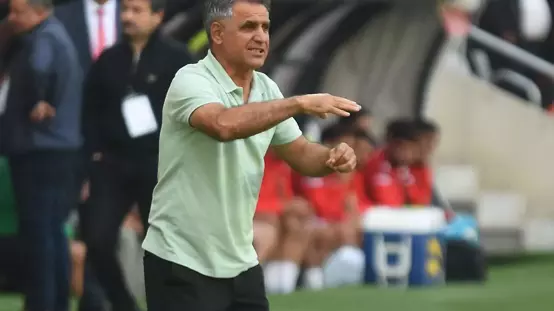 Hem teknik direktör hem de beden eğitimi öğretmeni! İnternetten izleyip futbolcu buluyor