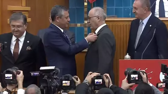 Gelecek Partisinden istifa eden Doğan Demir CHPye katıldı! Rozetini Özel taktı