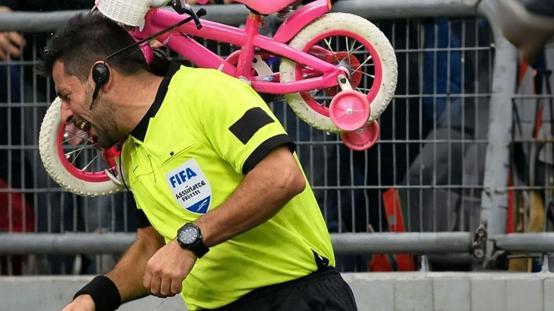 Görüntüler ortaya çıktı! Tribünden hakeme skuter attılar, o anlar kamerada