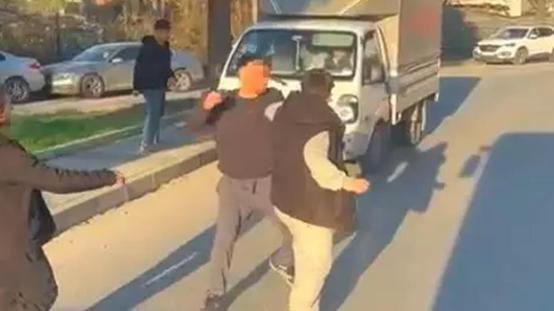 Arnavutköyde trafikte yumruklu kavga kamerada, cadde boks ringine döndü
