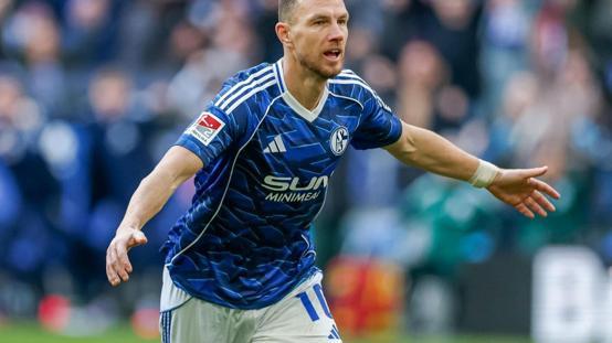 Durmak bilmiyor! Yaşın sadece bir sayı olduğunu ispat eden adam: Edin Dzeko