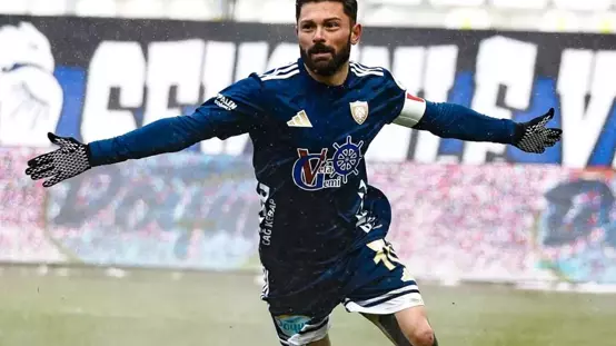 Bu adam gerçekten inanılmaz! 35 yaşında Ronaldo ve Messi gibi oynuyor