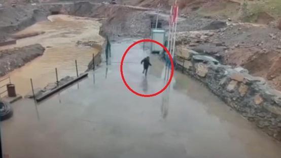 Şırnakta selden kaçış kamerada