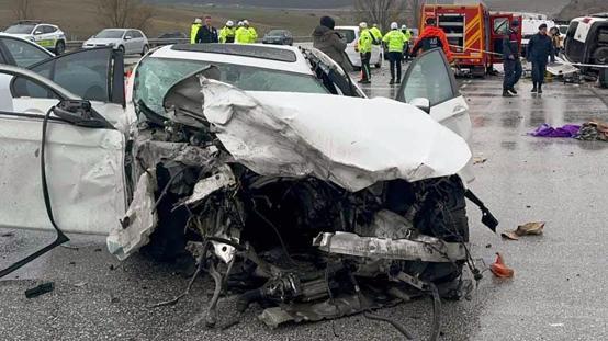 Otomobil, hafif ticari araca çarptı: Baba ve oğlu öldü, 4 yaralı
