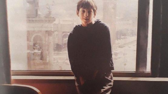 Bu karedeki çocuğu şimdi dünya tanıyor