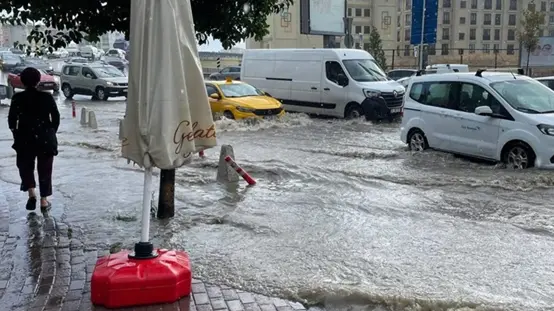 İstanbulda yağmur durmayacak! AKOMdan yeni uyarı: Zorunlu olmadıkça çıkmayın