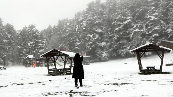 Nisan ayına günler kala İstanbulun yanı başına 10 santim kar yağdı