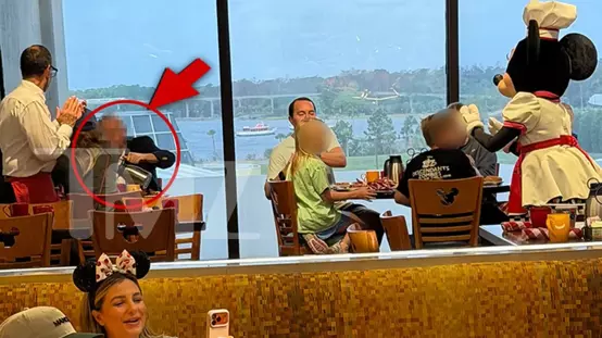 Skandal fotoğraf! Savaş çıkarıp soluğu Disney Worldde aldı