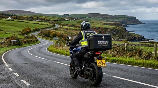 Kuzey İrlandada bir kurye, patlayıcı yerleştirilen aracı karakola sürmeye zorlandı