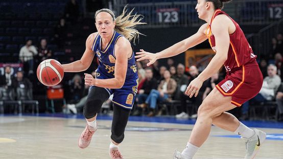 Galatasarayı üst üste üçüncü kez deviren Fenerbahçe Opet namağlup şampiyon