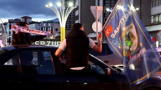 Formalarını giyip bayraklarını çıkarttılar! Şimdiden Süper Lige çıkacak olmanın coşkusunu yaşıyorlar