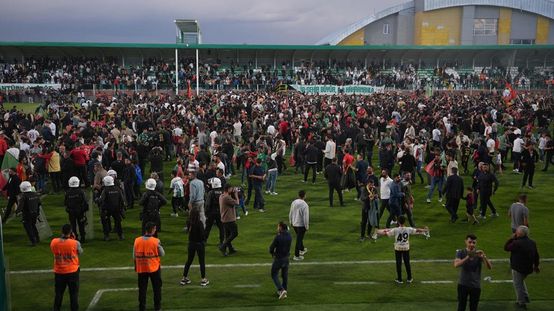 Maç bitti yüzlerce Amedspor taraftarı sahaya daldı 