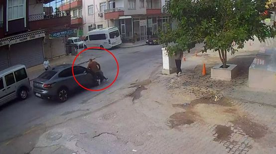 Yakınına el sallarken yola çıktığı sırada otomobil çarptı