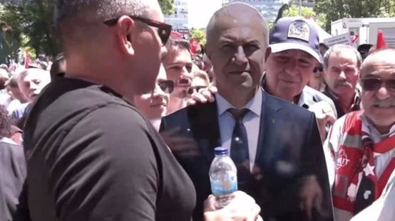 Özgür Özelin mitingine katılamayan CHPli belediye başkanı, kendi maketini yolladı