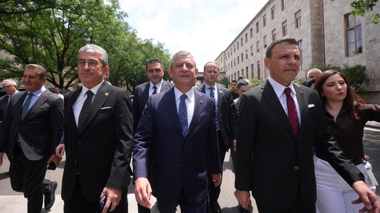 Özgür Özelin ekibinden 28 CHP Parti Meclisi üyesi istifa etti