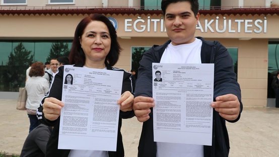 Anne-oğul bitişik sınıflarda YKSye girdi