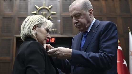 CHPden istifa eden İstanbul Milletvekili Nimet Özdemir, AK Partiye katıldı.