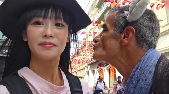 Taksimde skandal görüntü! Japon yayıncıyı rahatsız etti, esnaf müdahale etti