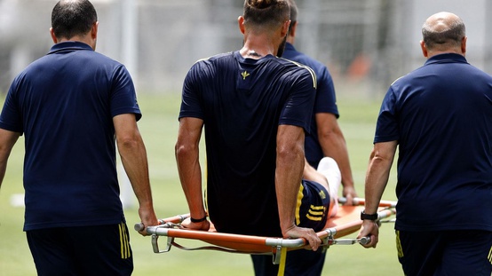Fenerbahçede sakatlık: Vedat Muriqi idmandan sedyeyle ayrıldı