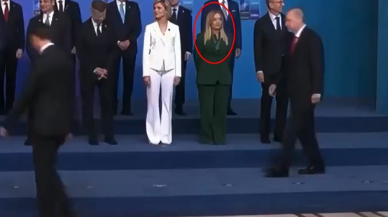 Aile fotoğrafında dikkat çeken an! Meloni, Trumpı görünce başını çevirdi