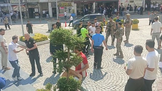 Adliye önü bir anda savaş alanına döndü! 1 polis ve 2 şüpheli yaralandı: 5 gözaltı