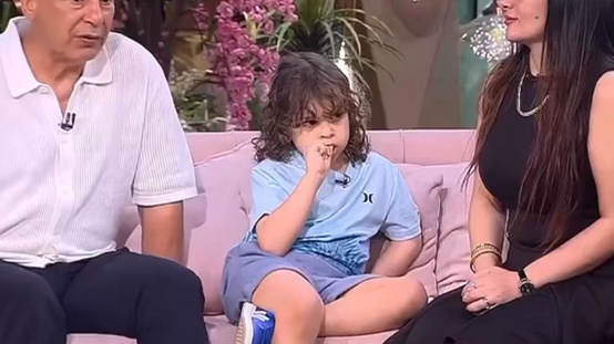 Eşinin kadın sunucuyla göz göze gelmemesi için yaptığı şeye bakın