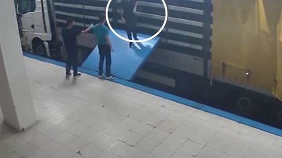 İstanbulda suç örgütü operasyonu: Firari şüpheli tırın gizli bölmesinde yakalandı