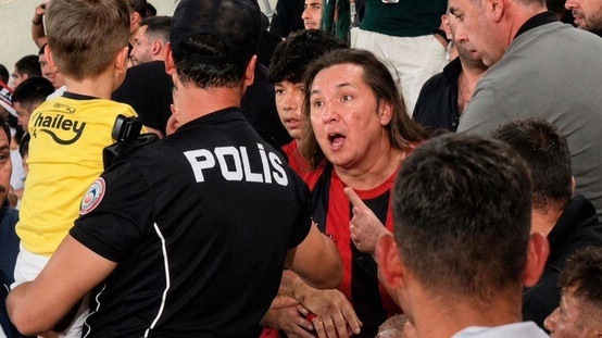 Çorum FKden forması çıkarılmaya çalışılan Fenerbahçeli çocuğa anlamlı destek
