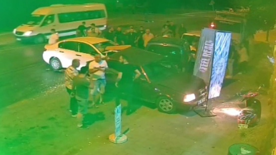 Dur ihtarına uymadı, ortalığı savaş alanına çevirdi: Alkollü sürücü 4 aracı biçti