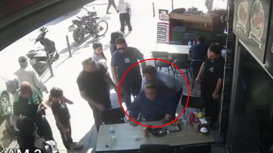 Polisin Heimlich manevrası kadının hayatını kurtardı: O anlar kamerada