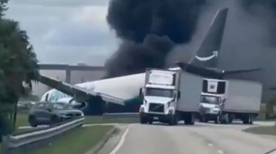 ABDde kargo uçağı pistten çıkıp araçlara çarptı: 5 ölü, 5 yaralı