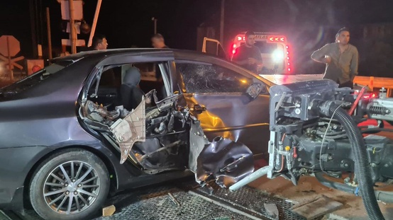 Yolcu treni hemzemin geçidinde otomobile çarptı: 5 yaralı