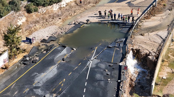 Başakşehirde İSKİye ait isale hattındaki borunun patlaması sonucu yolları su bastı