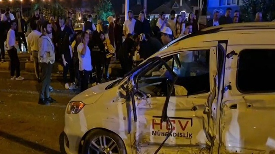 Düğünden dönenleri taşıyan minibüs kaza yaptı: 21 yaralı