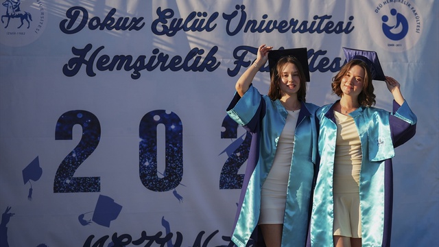 İkiz Kızlar Hemşirelikte Beraber Mezun Oldu