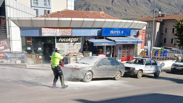 KPSS'ye giren gencin otomobili sınav sırasında alev aldı! Trafik polisleri tüple yetişti