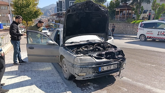 Amasya'da sınav sürerken park halindeki araç yandı: Alevlere trafik polisleri müdahale etti