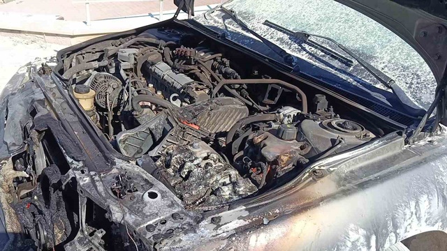 Amasya'da sınava giren gencin otomobilinde çıkan yangını trafik polisleri söndürdü