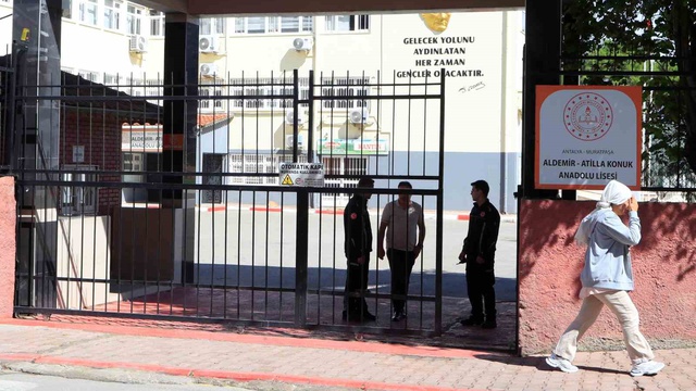 Antalya Muratpaşa'da KPSS sınavındaki okulda kilitli kalan vatandaşı itfaiye kurtardı