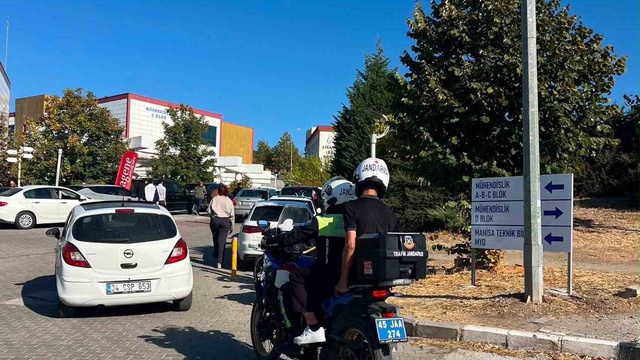Manisa'da kimliğini yurtta unutan KPSS adayı jandarma timleriyle sınava yetişti