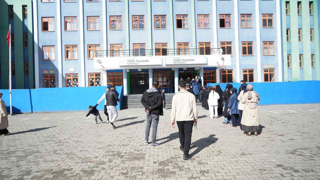 Muş'ta KPSS Ön Lisans oturumu başladı, geç kalan adaylar surlardan atladı