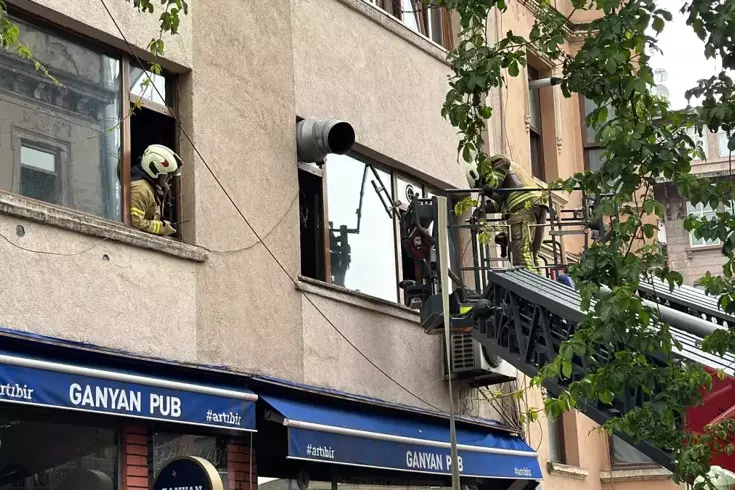 İstanbul’da korkutan yangın Mahsur kalan iki kişi itfaiye tarafından kurtarıldı