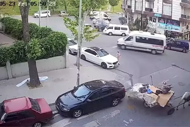 Esenyurt’ta At Arabası Park Halindeki Araca Çarptı