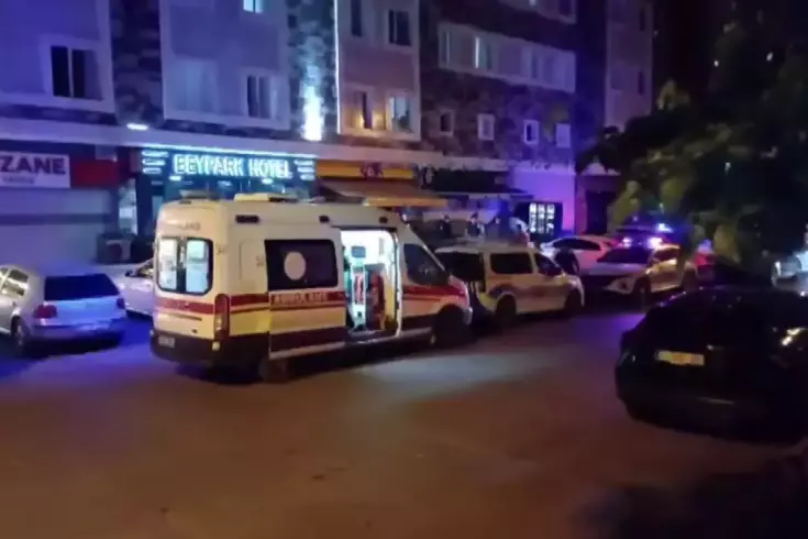 Otelin önünde tartıştığı oğlunu silahla vurdu