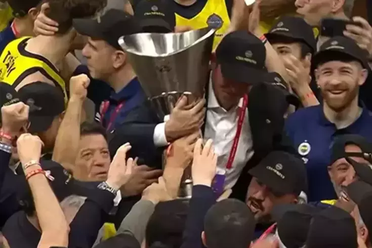 Fenerbahçe Başkanı Ali Koç, şampiyonluk kupasıyla omuzlarda