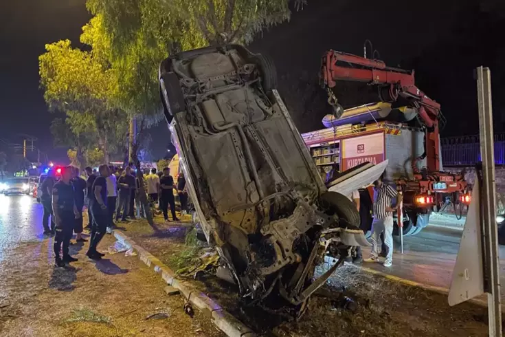 Adana’da kontrolden çıkan otomobil refüje asılı kaldı 5 yaralı