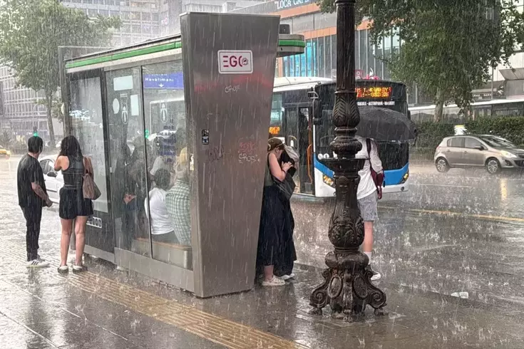 Ankara’da sağanak yağış hayatı felç etti